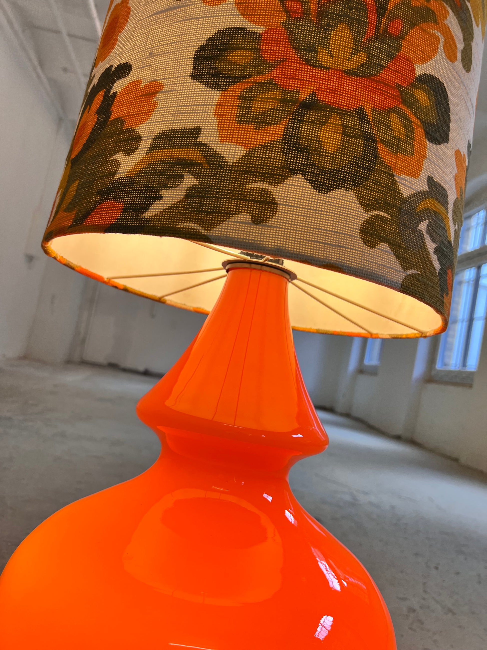 Stehlampe orange mit leuchtendem Glasfuß und 70er Schirm