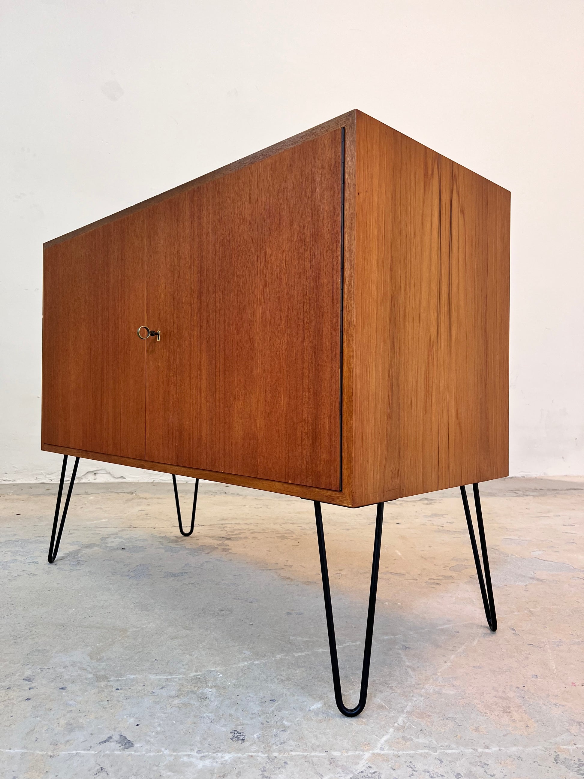 Schrank Teak auf Hairpinlegs