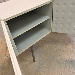 Sideboard weiß mit kreisförmigem Reliefmuster aus Belgien