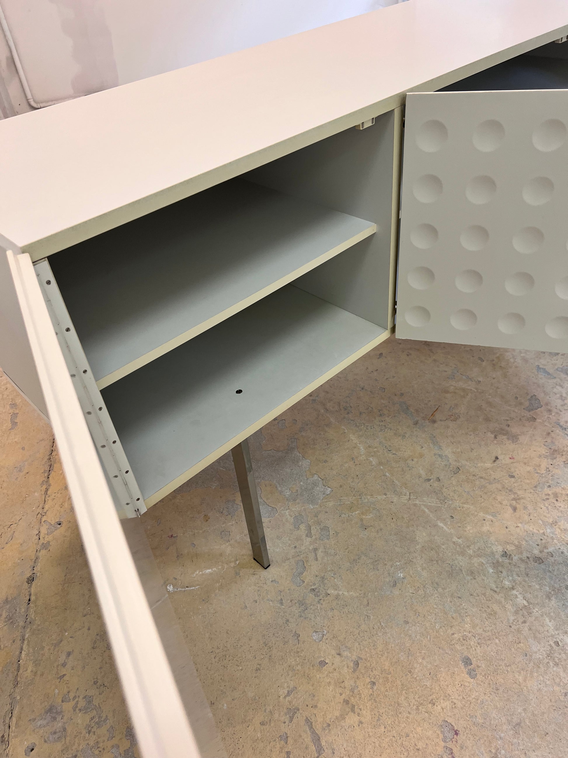 Sideboard weiß mit kreisförmigem Reliefmuster aus Belgien