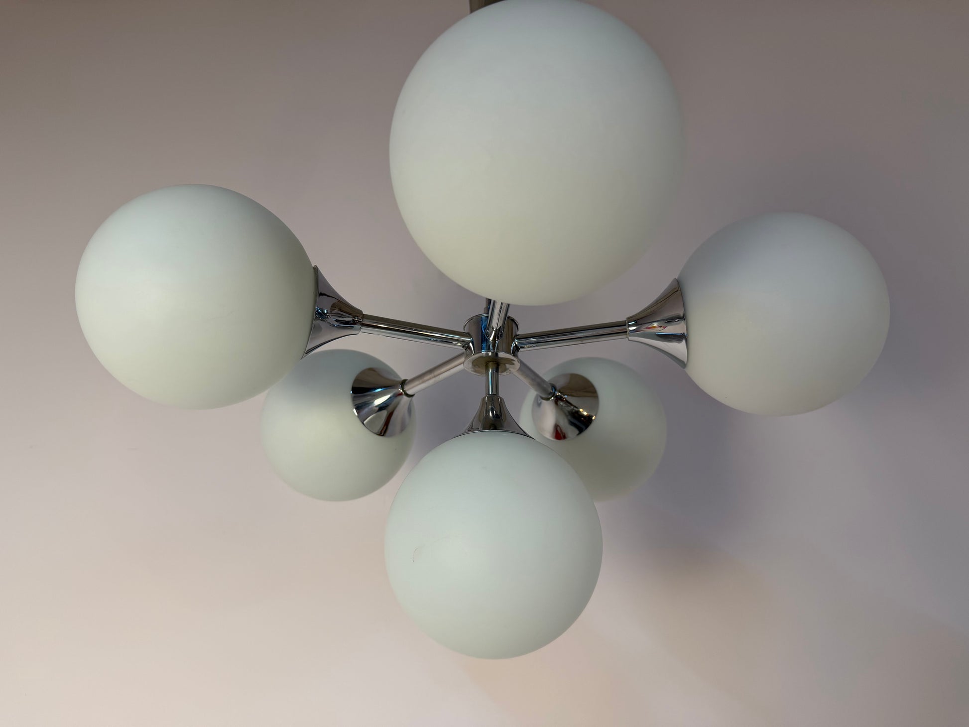 Sputnik Kronleuchter Chrom Opalglas