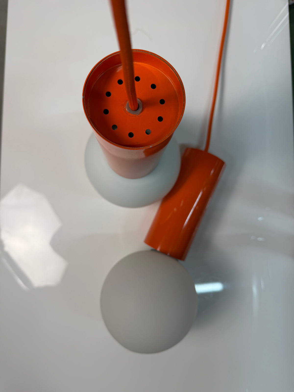 Set: 2x Hängelampe orange mit Opalglas Globus