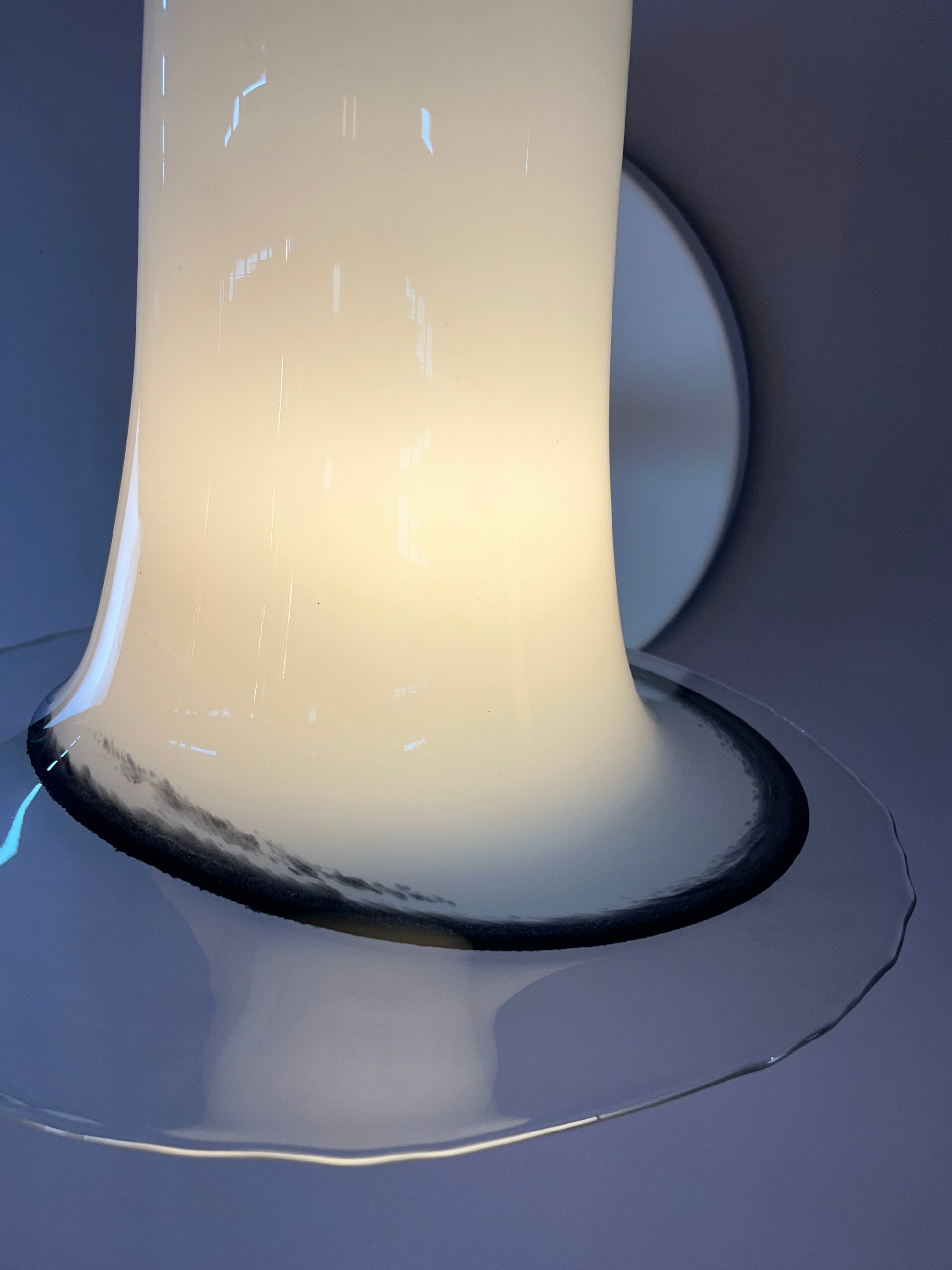 Trompetenlampe schwarz weiß Glas von Peill & Putzler
