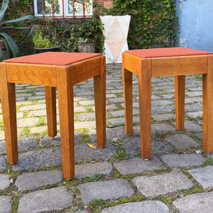 Hocker Eiche mit roter Sitzfläche aus Dänemark