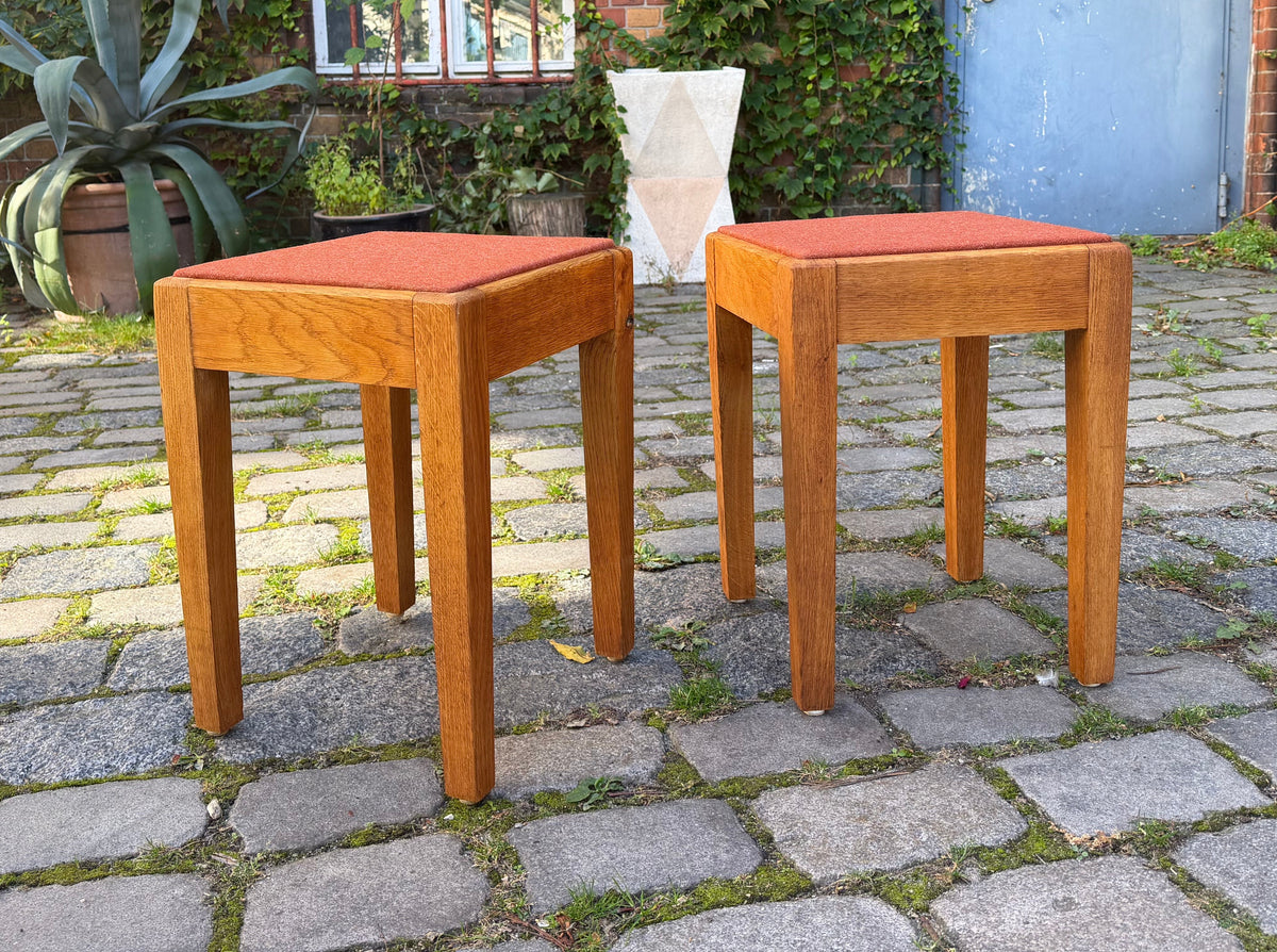 Hocker Eiche mit roter Sitzfläche aus Dänemark