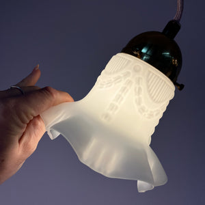 Blumenlampe Milchglas Messing aus Dänemark