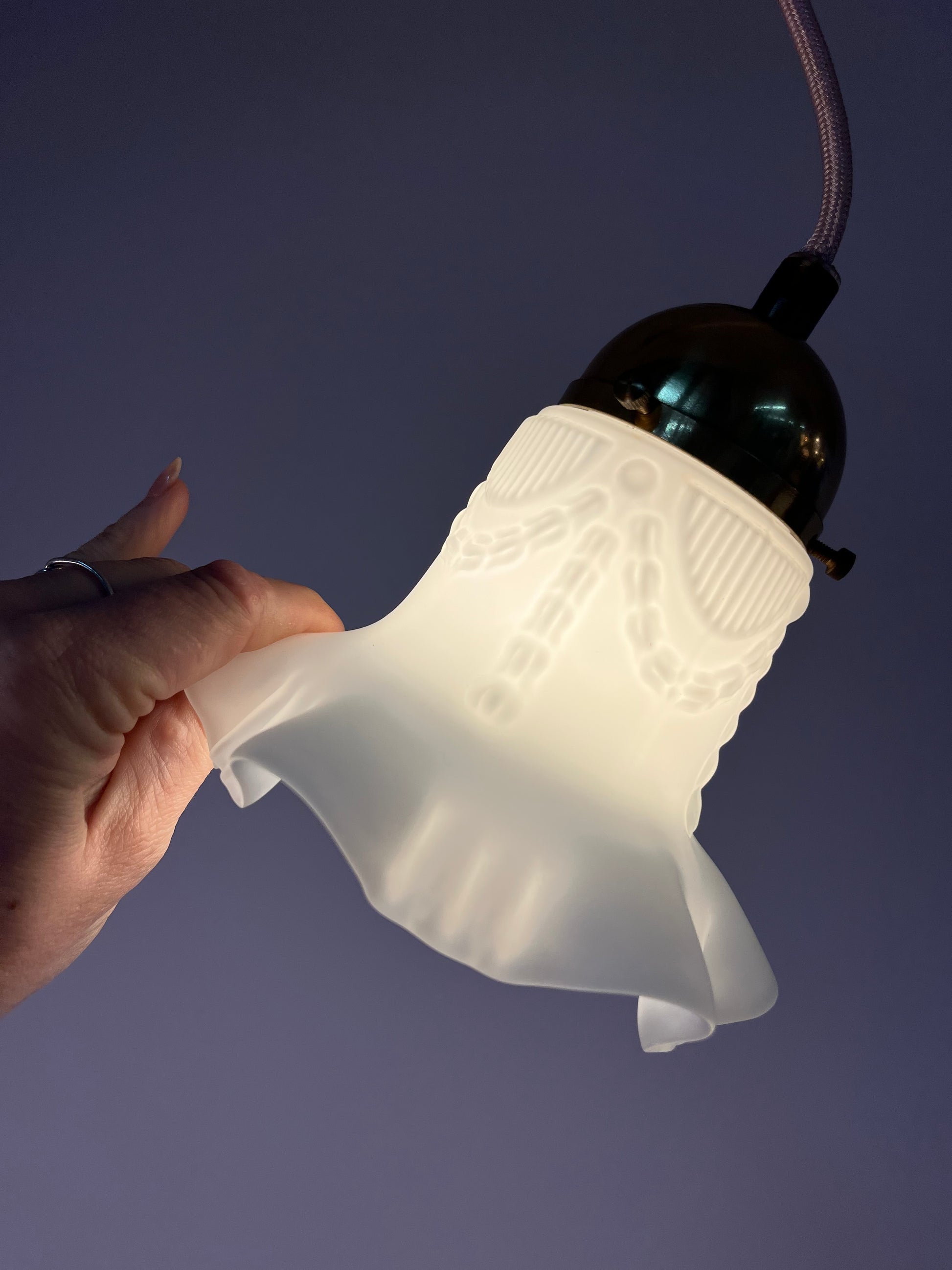 Blumenlampe Milchglas Messing aus Dänemark