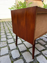 Lade das Bild in den Galerie-Viewer, Kommode Teak aus Dänemark
