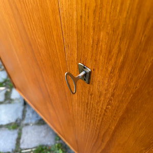 Schrank Typ 605 Esche mit neuen Chromfüßen von Hellerau