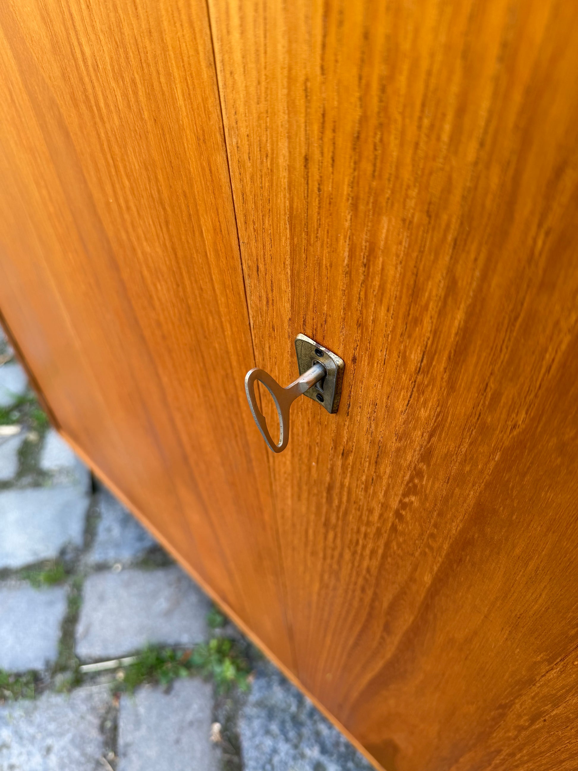Schrank Typ 605 Esche mit neuen Chromfüßen von Hellerau