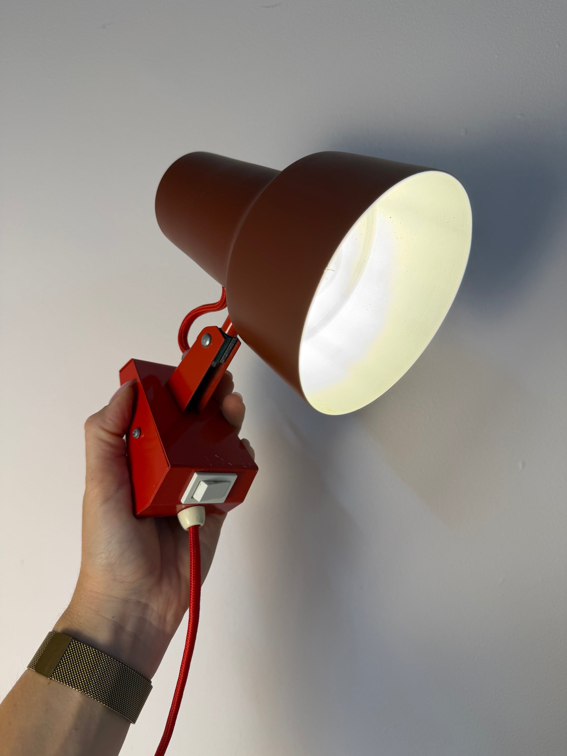 Wandlampe rot neu lackiert von Luxo