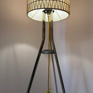 Stehlampe mit Bast-Strukturgeflecht & Chromgestell