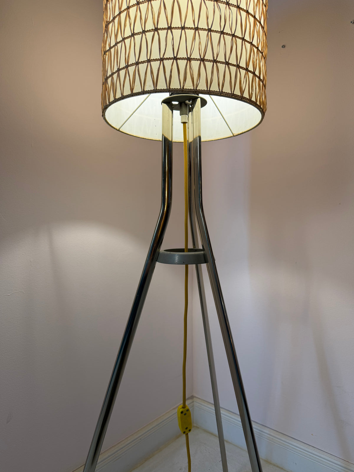 Stehlampe mit Bast-Strukturgeflecht & Chromgestell