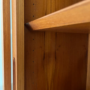 Vitrine Teak mit Schiebetüren von Hundevad