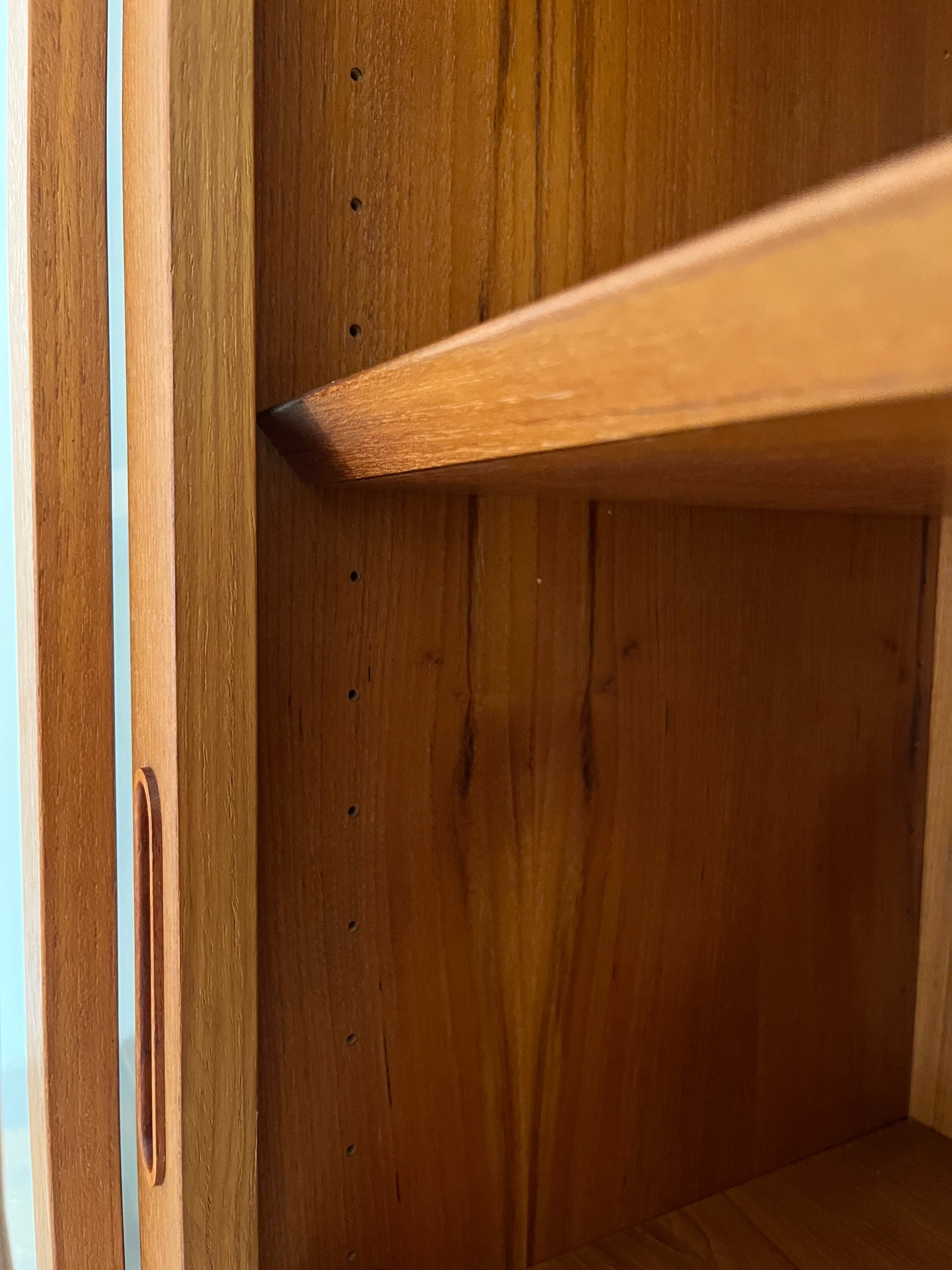 Vitrine Teak mit Schiebetüren von Hundevad
