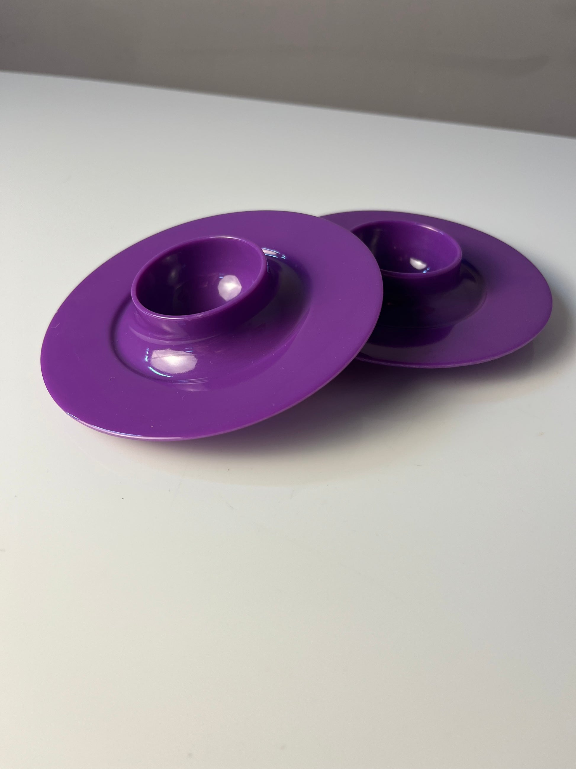 Set: 2x Eierbecher lila stapelbar