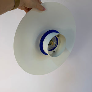 Lammellenlampe weiß mit blauem Akzent aus Dänemark