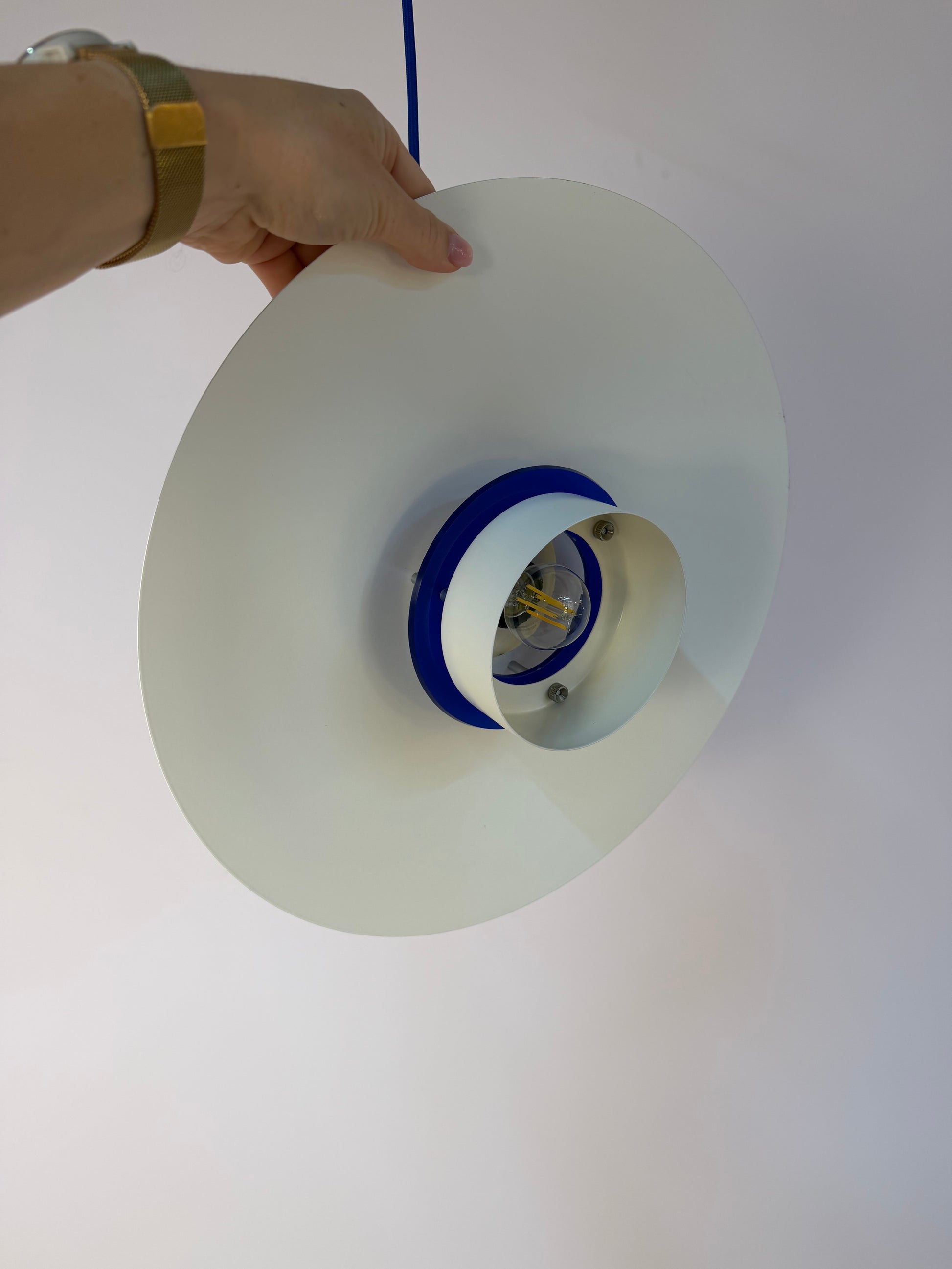 Lammellenlampe weiß mit blauem Akzent aus Dänemark