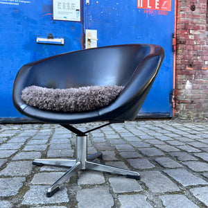 Cocktailsessel Kunstleder mit grauem Fellkissen