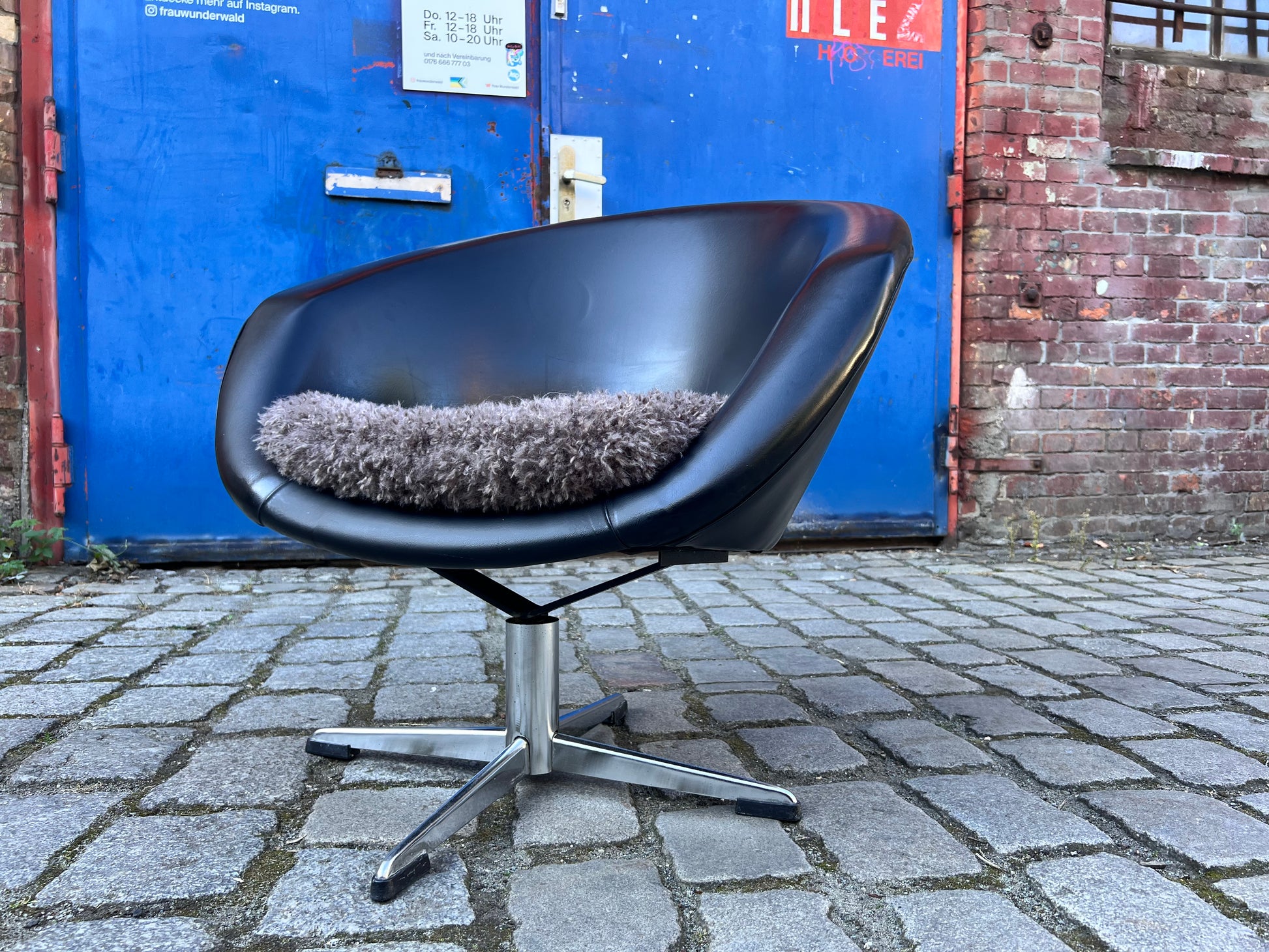 Cocktailsessel Kunstleder mit grauem Fellkissen