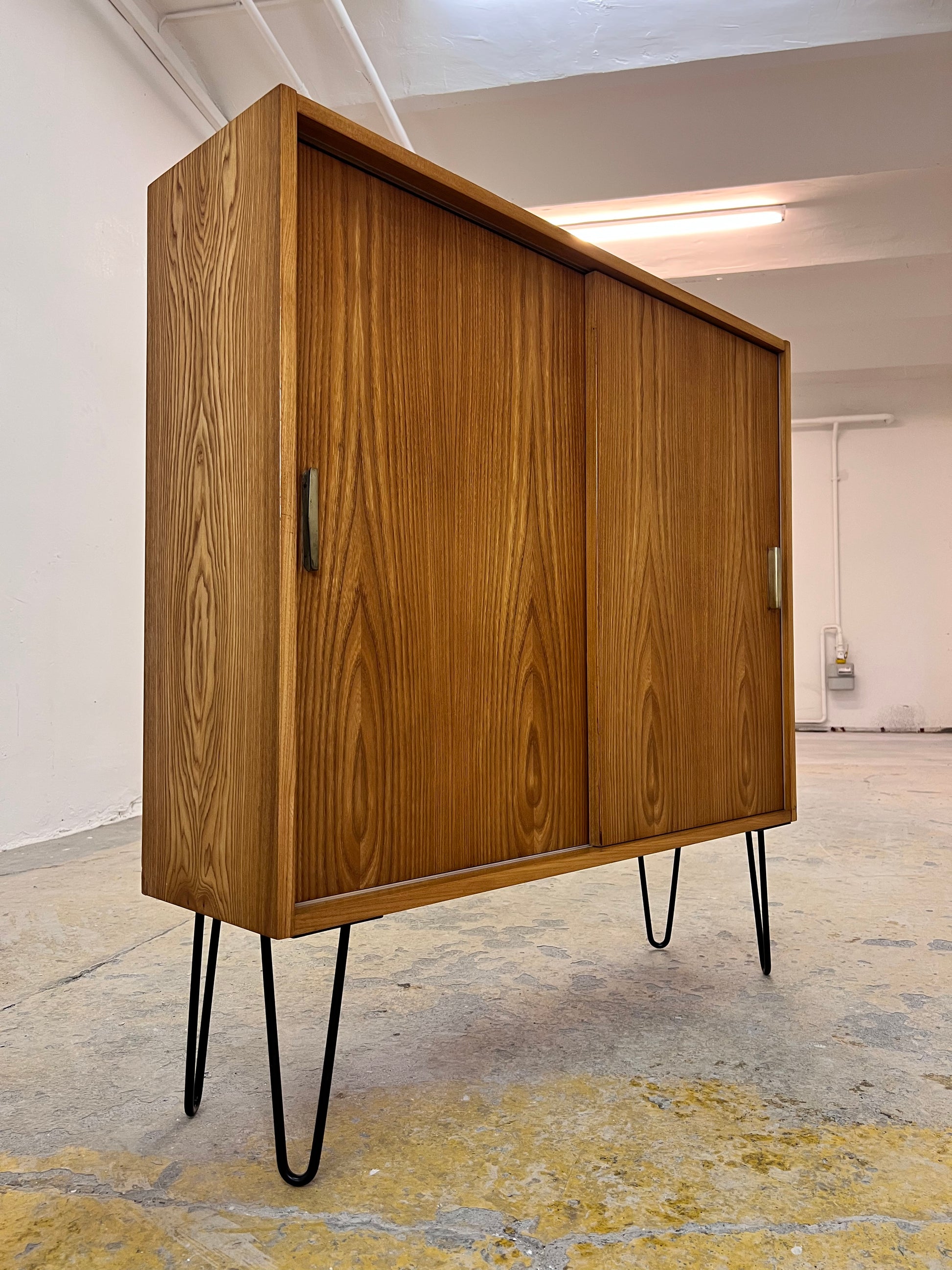 Regal Typ 605 mit Schiebetüren auf Hairpinlegs von Herbert Eilenberg für Hellerau