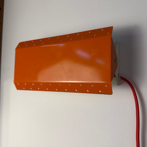 Wandlampe E.S. Horn orange mit beweglichen Visier