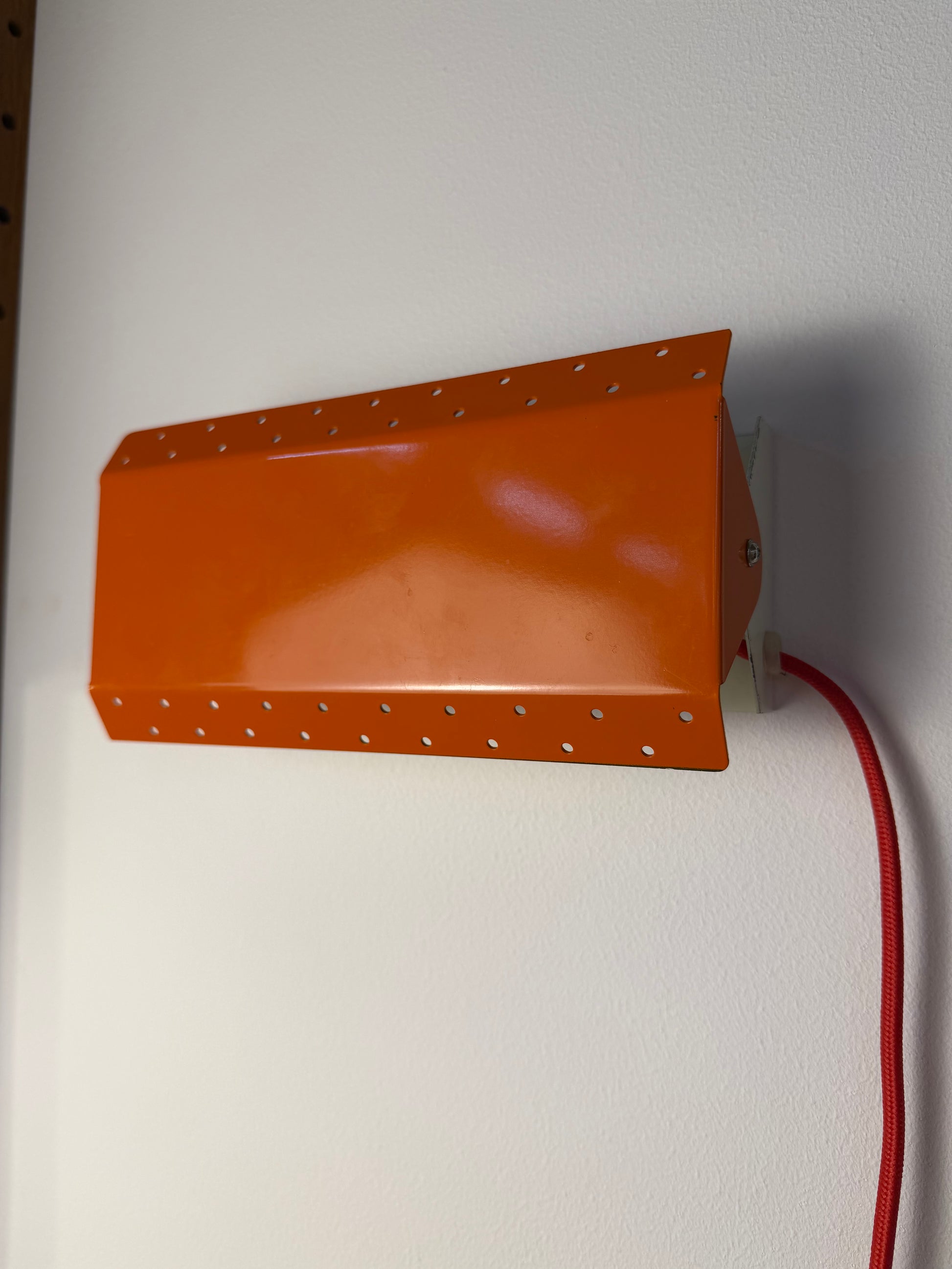Wandlampe E.S. Horn orange mit beweglichen Visier