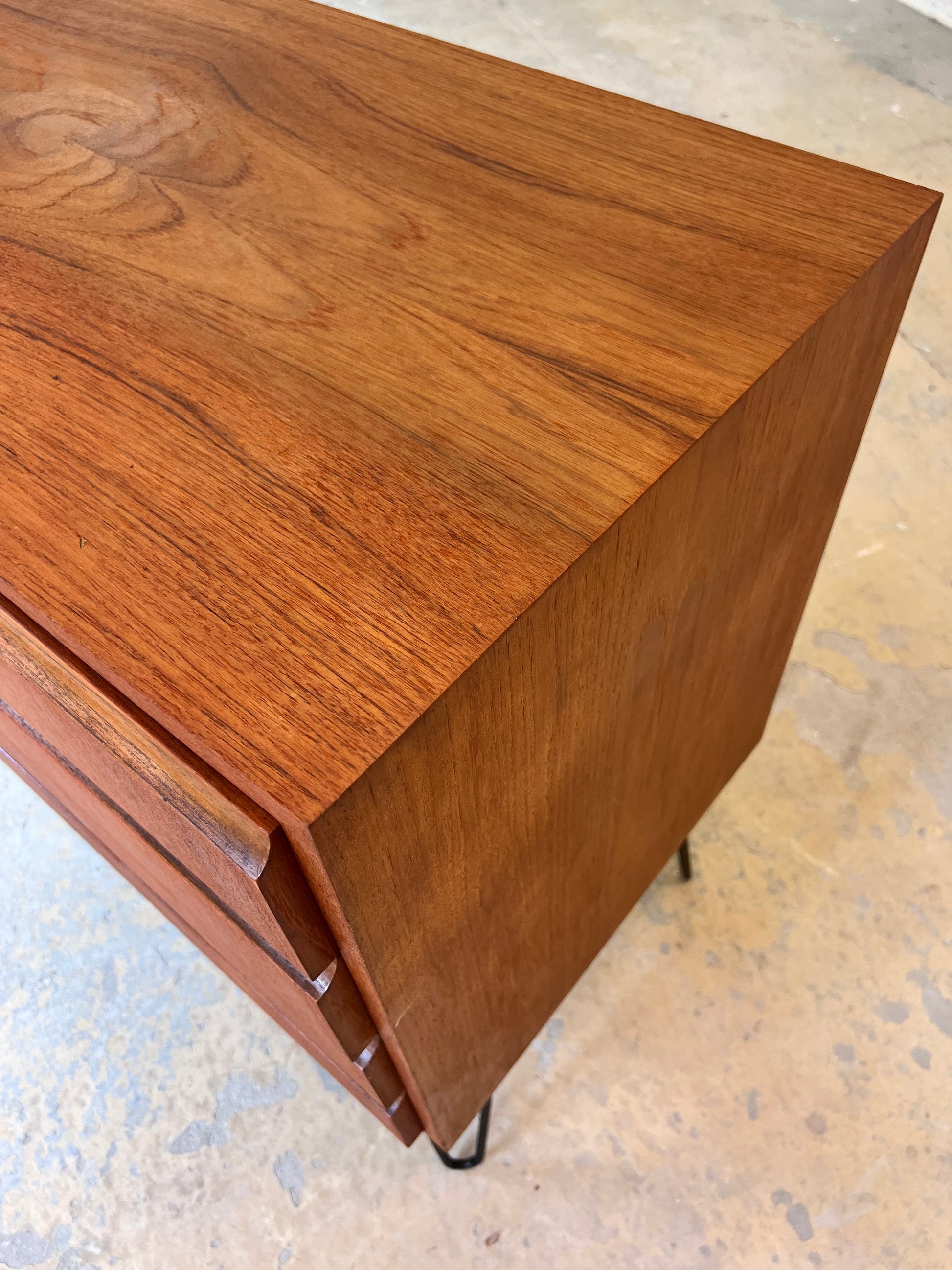 Kommode Teak auf Hairpinlegs von IDEE Möbel