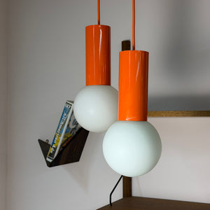 Set: 2x Hängelampe orange mit Opalglas Globus