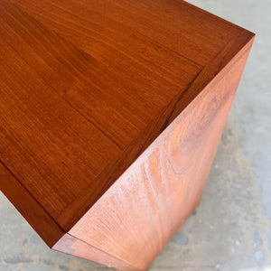 Vitrinenschrank Teak mit neuen Chromfüßen von H.W.Klein für Bramin