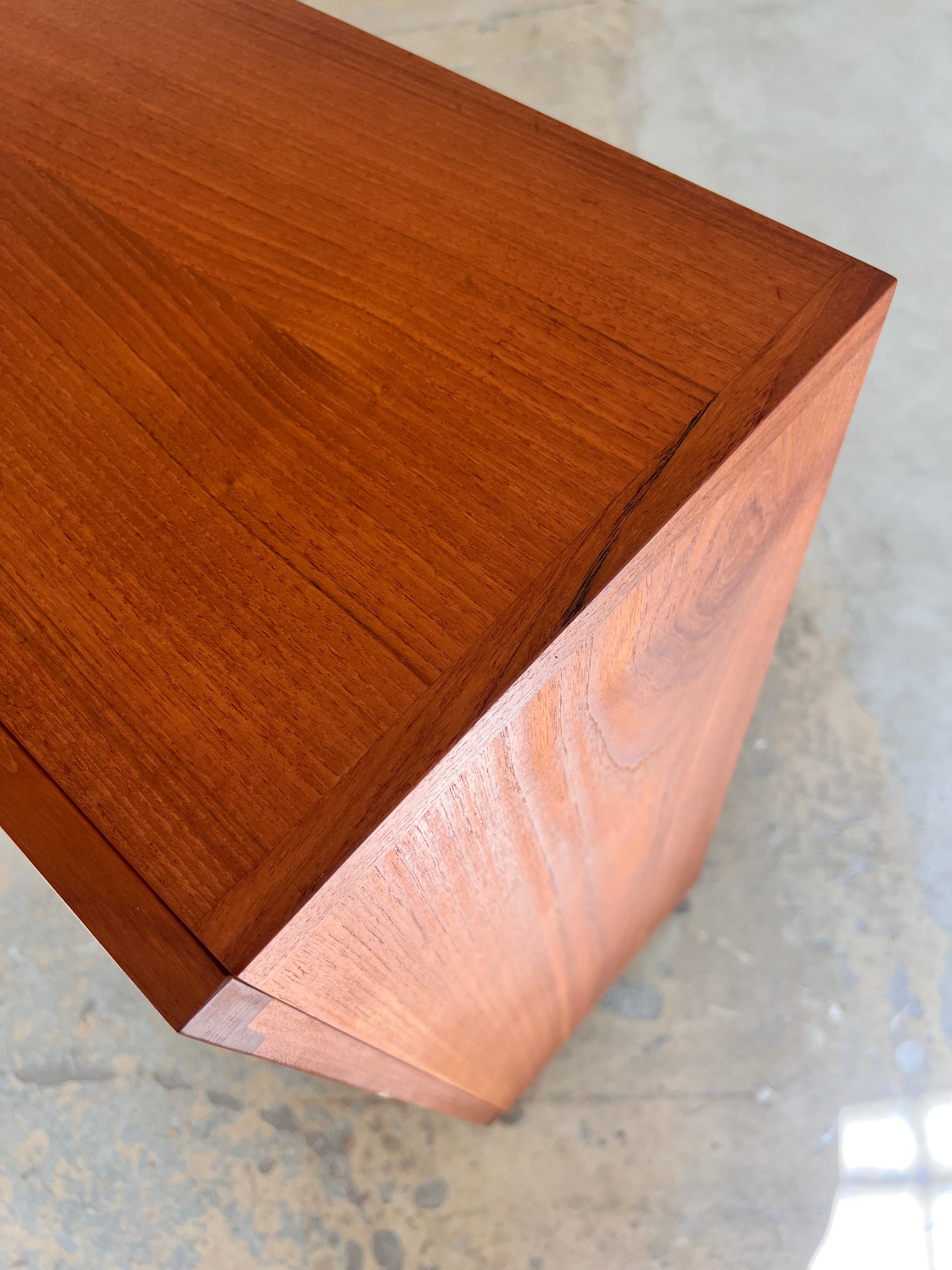 Vitrinenschrank Teak mit neuen Chromfüßen von H.W.Klein für Bramin