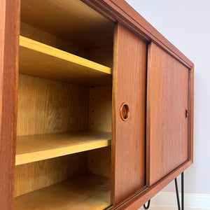 Flurschrank Teak auf Hairpinlegs