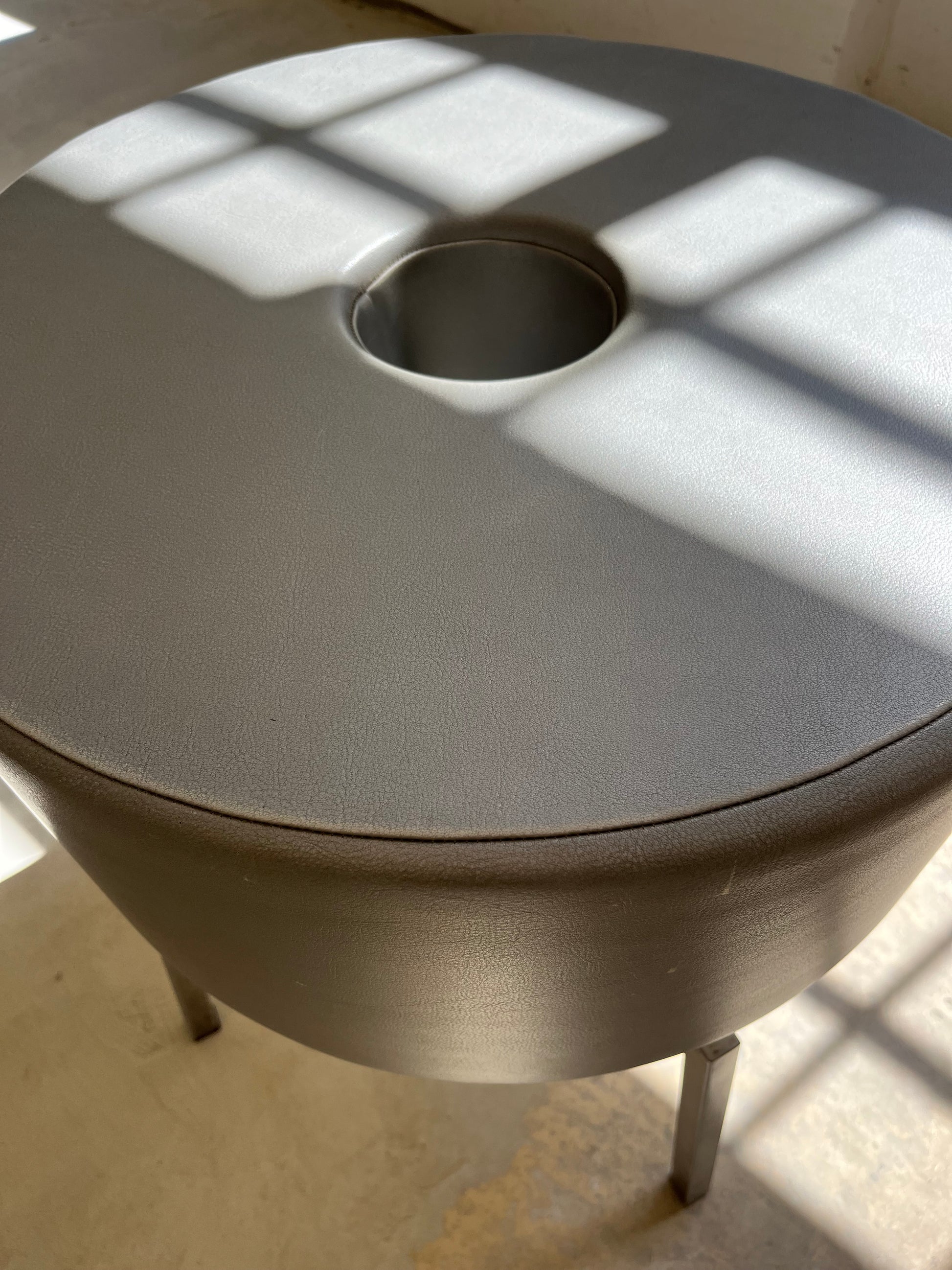 Donut Hocker silbergrau Leder