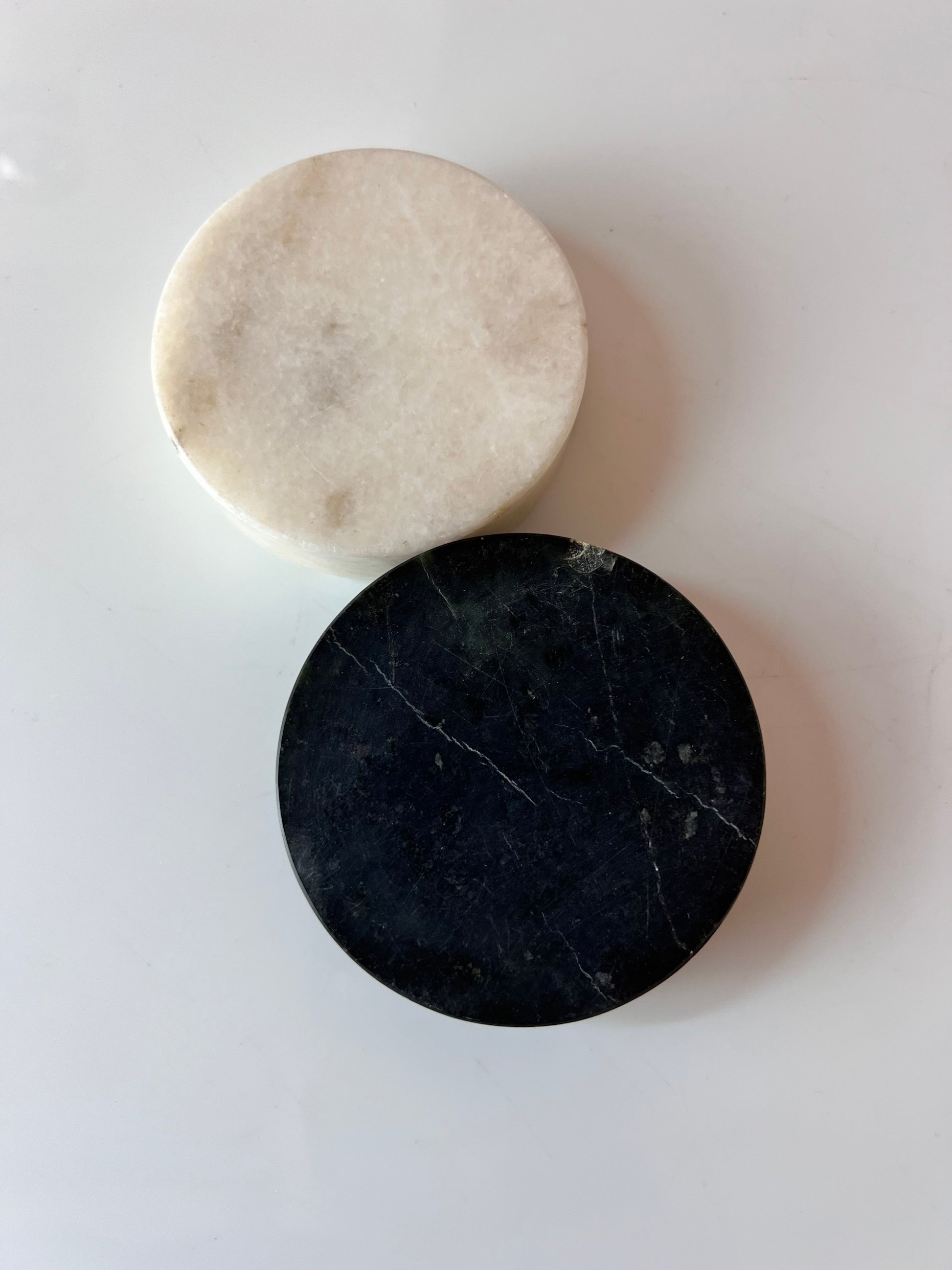 Set: 2 Aschenbecher schwarz weiß Onyx