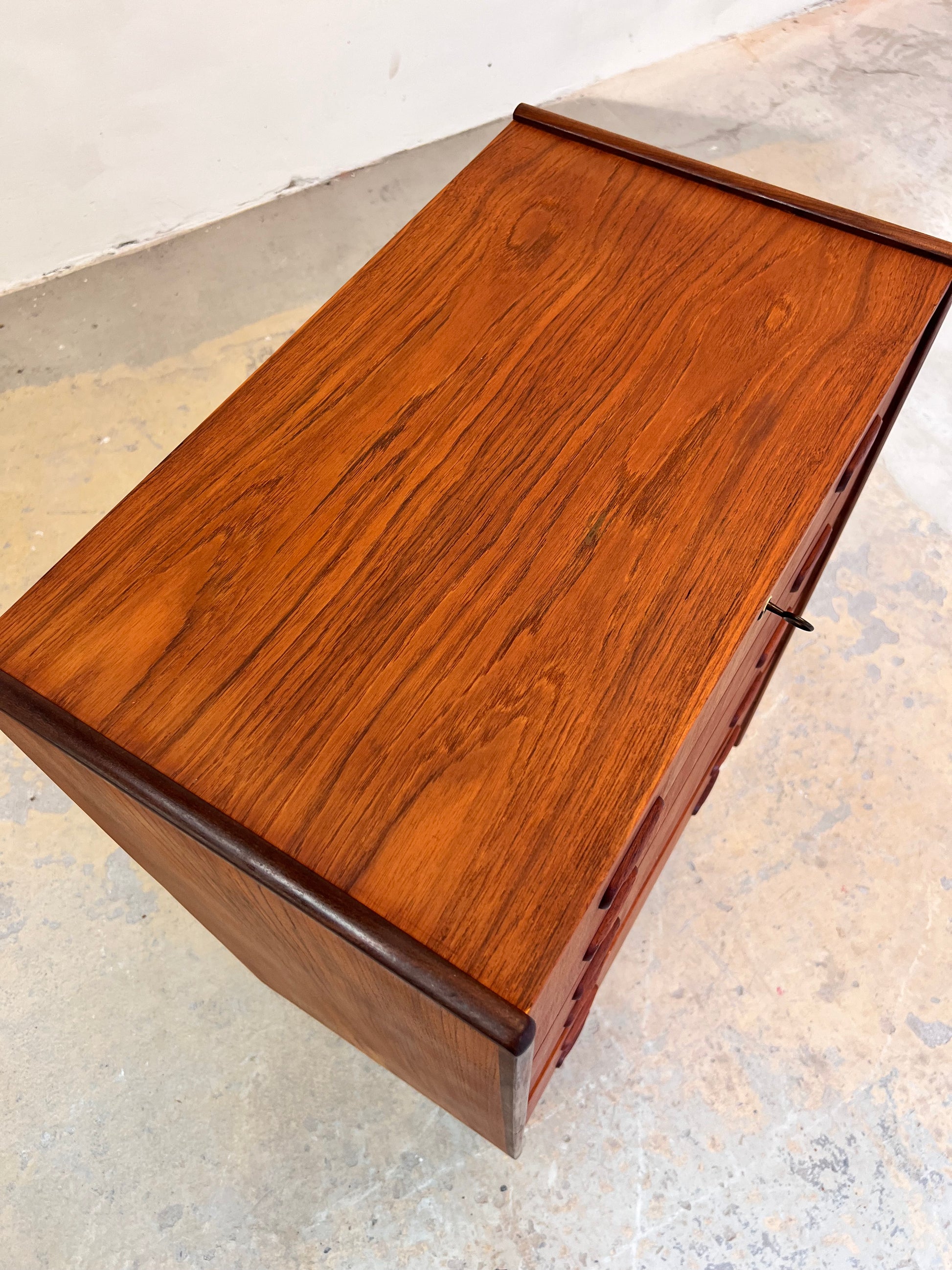 Kommode Teak mit Schloss aus Dänemark