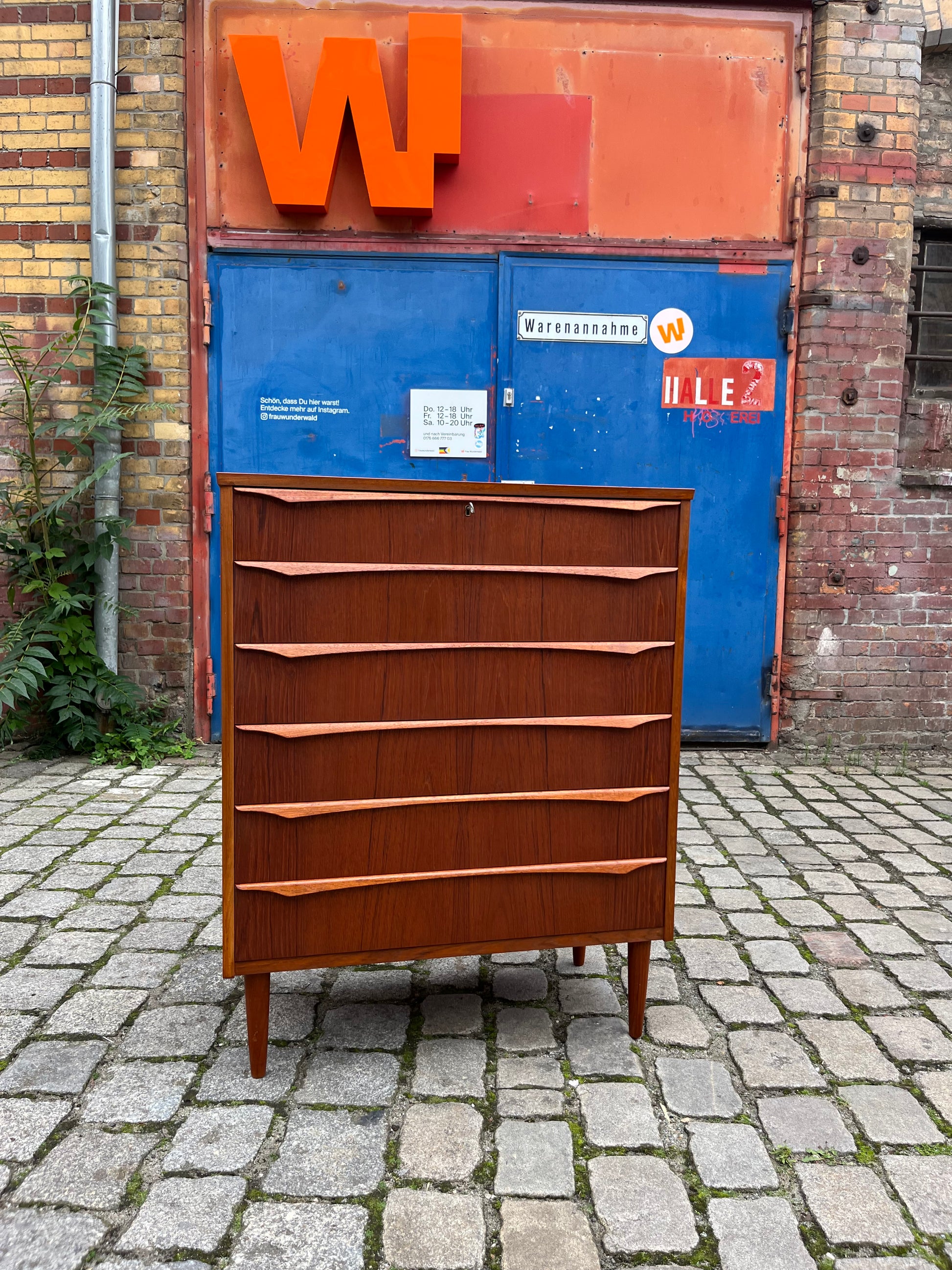 Kommode Teak mit geschwungenen Griffen