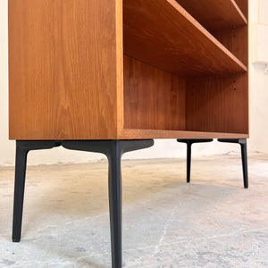 Regal Teak mit neuen Metallfüßen von IDEE Möbel