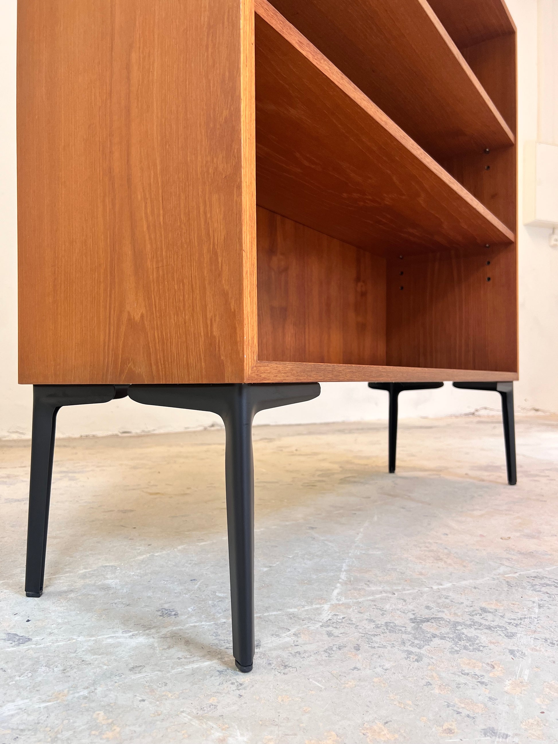 Regal Teak mit neuen Metallfüßen von IDEE Möbel