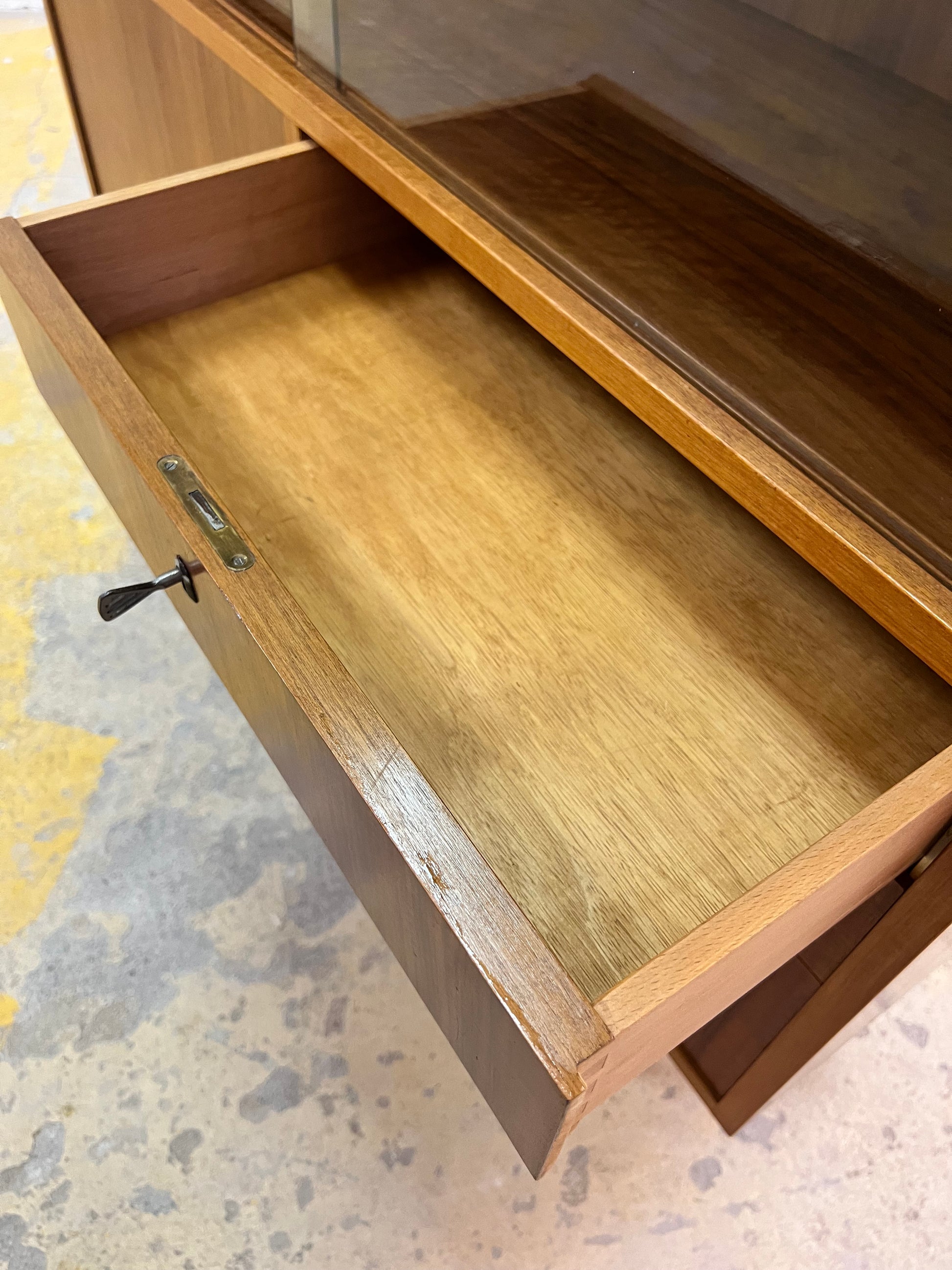 Vitrinenschrank Nussbaum von Deutsche Werkstätten Hellerau