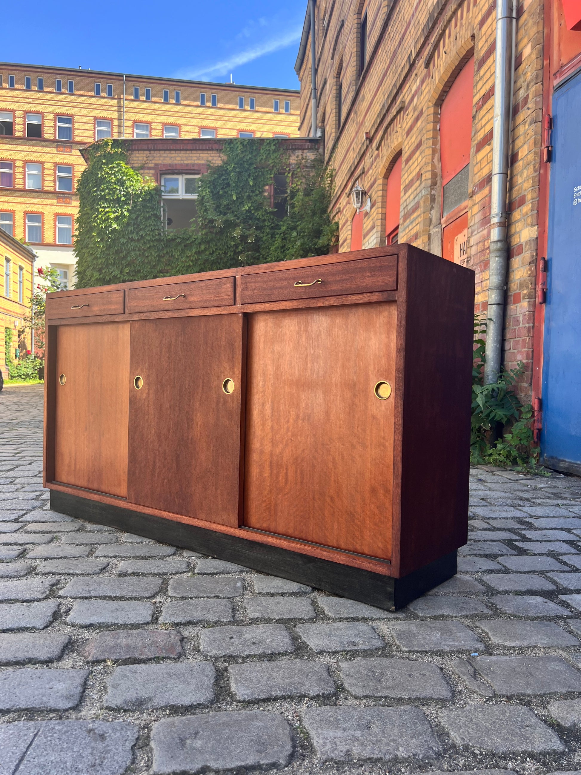 Schuhschrank Teak mit Messinggriffen aus Dänemark