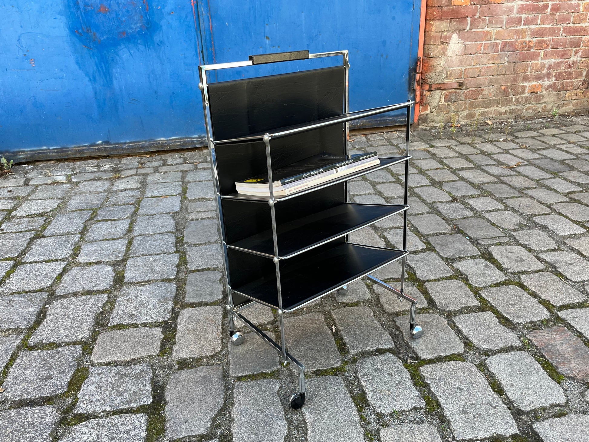 Zeitungsständer schwarz Chrom