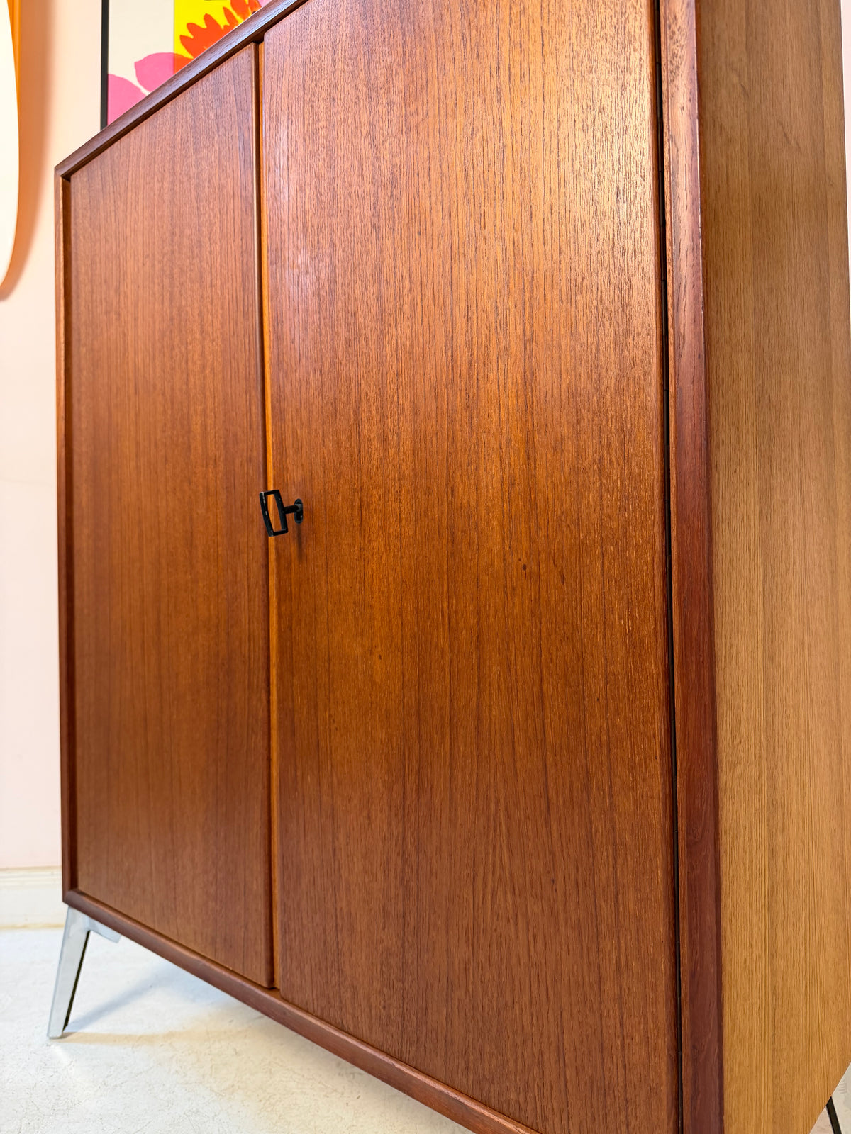 Schrank Teak mit Schloss & neuen Chromfüßen von Heinrich Riestenpatt