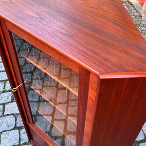 Eckschrank Teak mit Glastür und Schloss