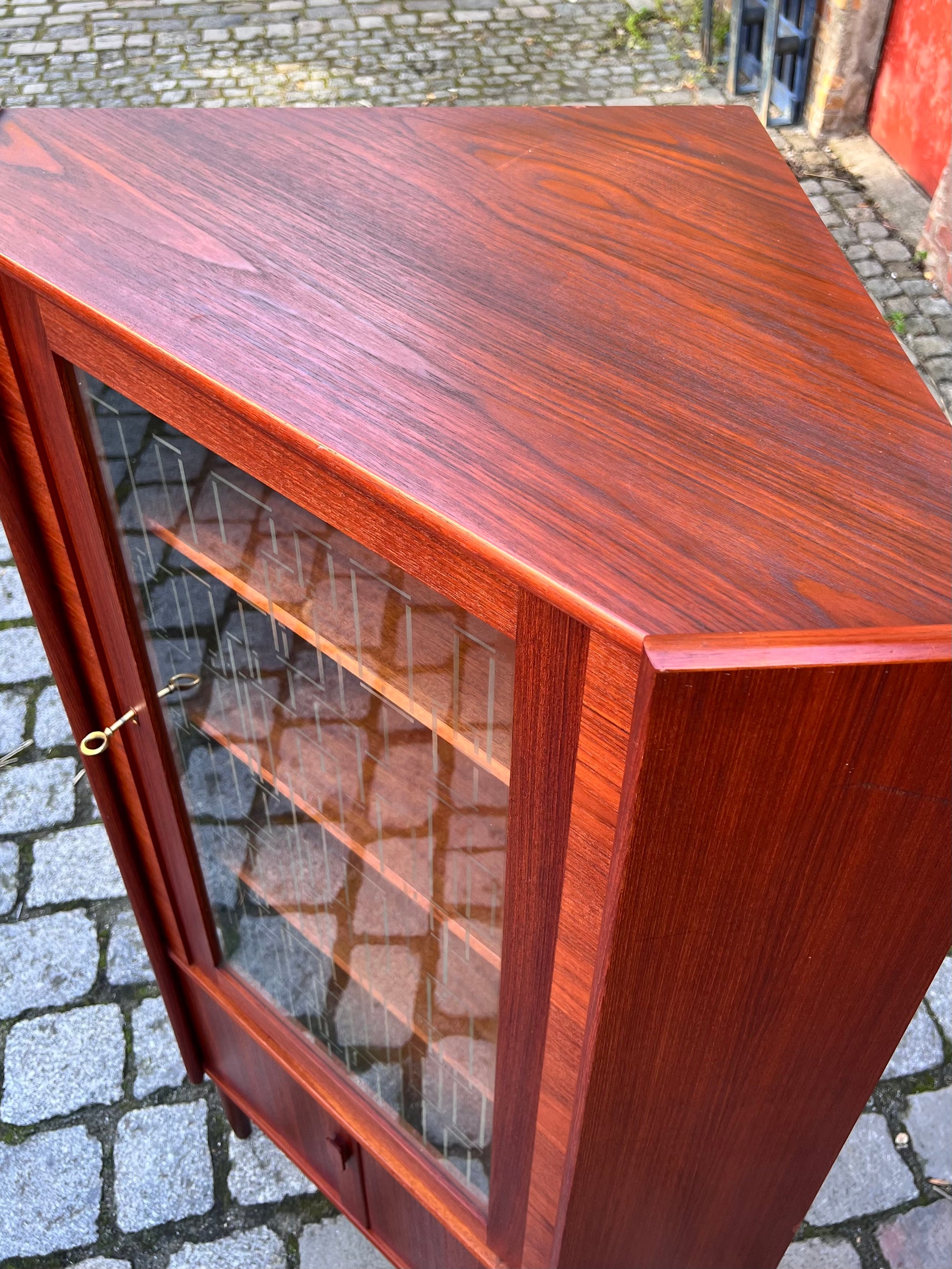 Eckschrank Teak mit Glastür und Schloss