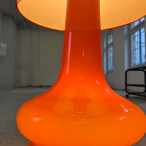 Stehlampe orange mit leuchtendem Glasfuß und 70er Schirm von Pako