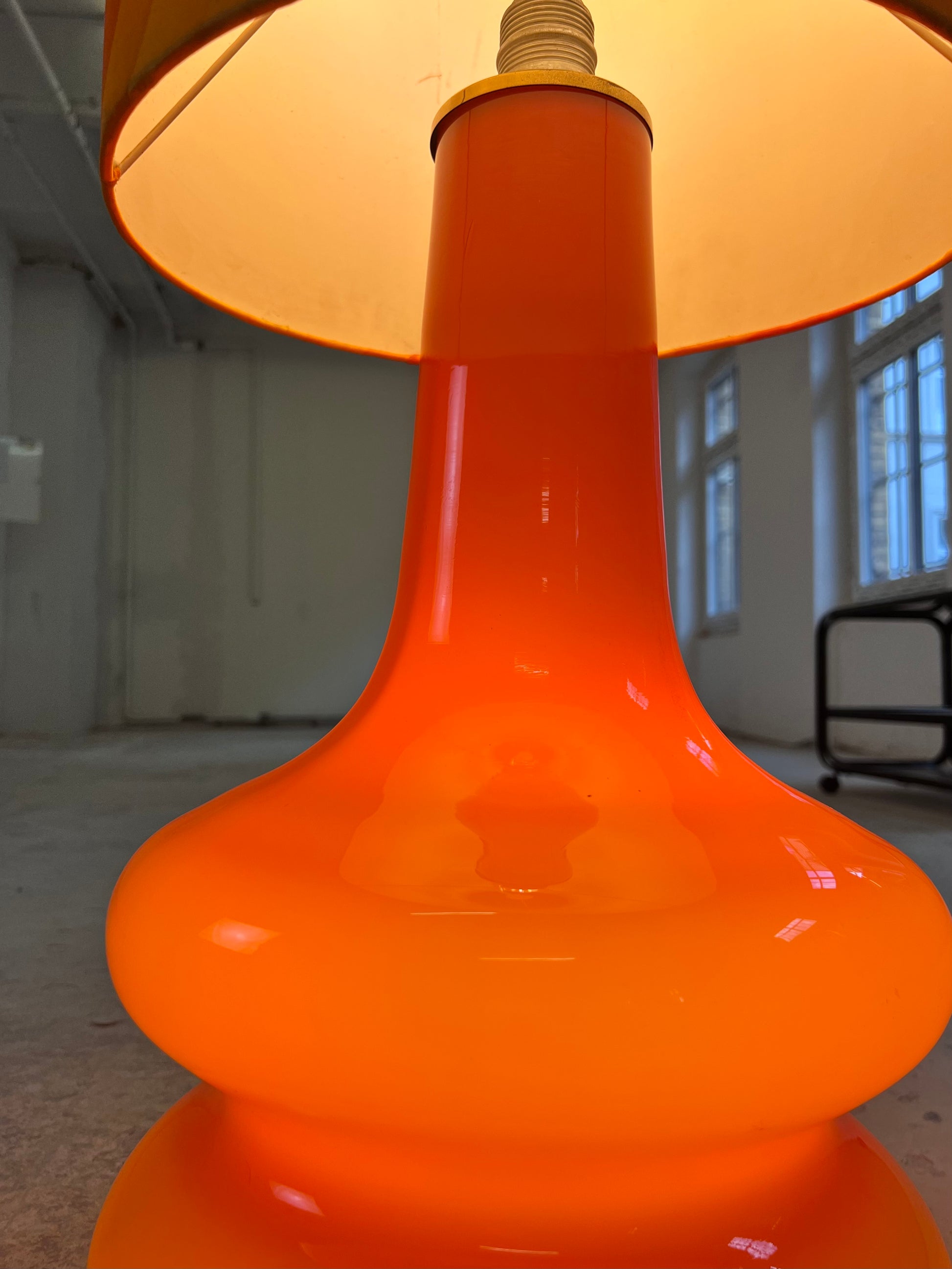 Stehlampe orange mit leuchtendem Glasfuß und 70er Schirm von Pako