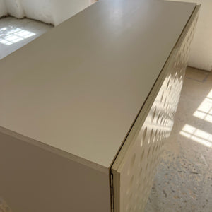 Highboard weiß mit kreisförmigem Reliefmuster & Minibar aus Belgien
