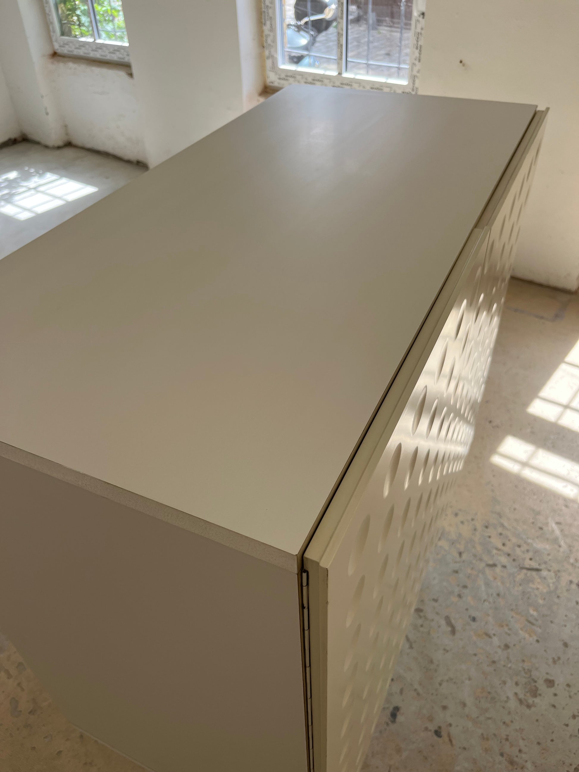 Highboard weiß mit kreisförmigem Reliefmuster & Minibar aus Belgien