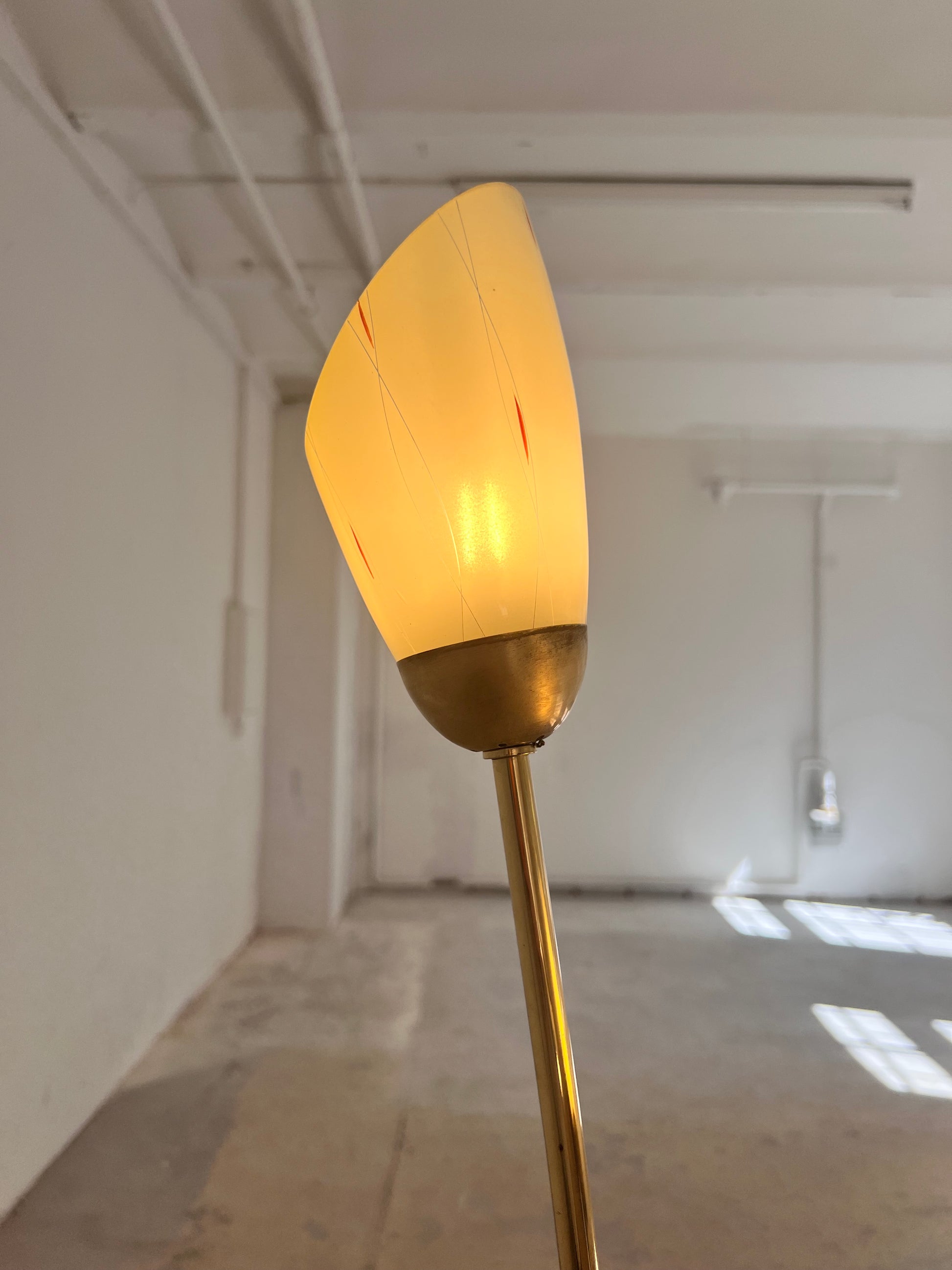 Stehlampe mit zwei Schwanenhalsarmen Messing