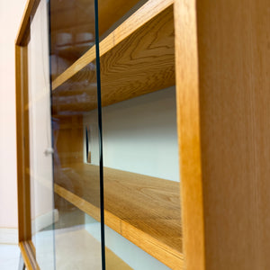 Vitrine Esche mit hellblauer Rückwand & neuen Chromfüßen von Hellerau